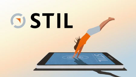 STIL Online-Magazin Bild einer Person, die in ein Tablet eintaucht, auf dem das STIL Online-Magazin zu sehen ist